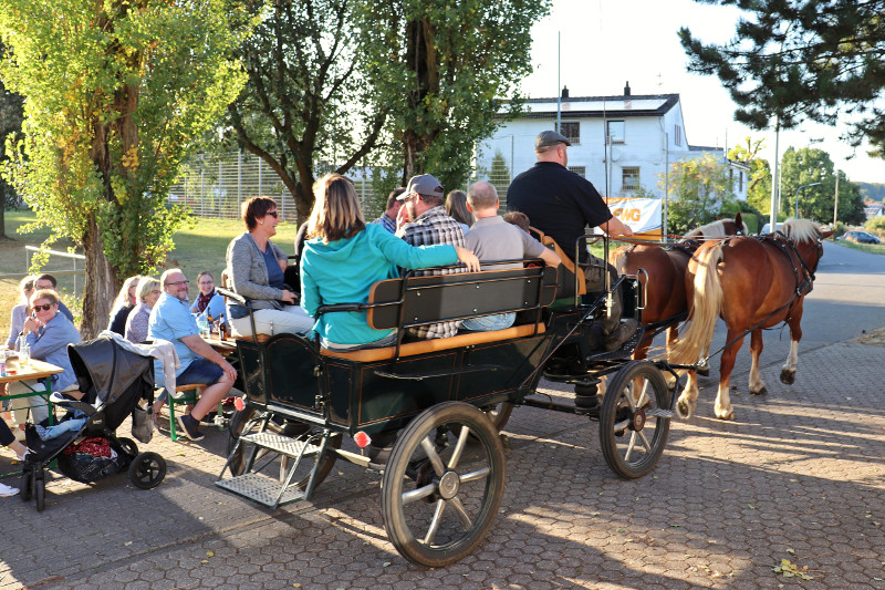 Viel Spa fr Kinder und auch fr Erwachsene brachte die Pferdekutsche. Die Fahrten durch die Gemarkung Sessenhausen fand groen Anklang. Foto: Privat
