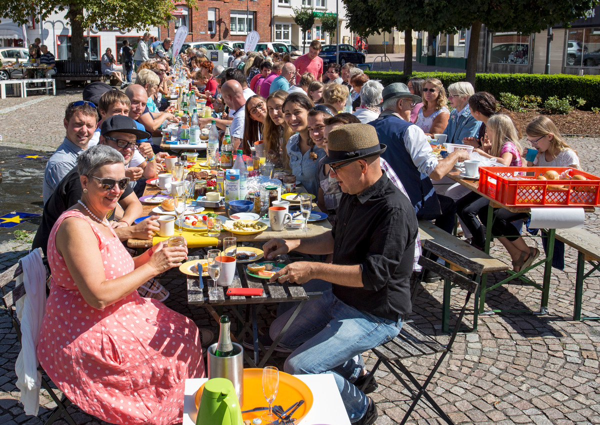 Gute Laune und ein erfolgreiches Konzept beim gemeinsamen Frhstck am Marktplatz. Was damals gut angekommen war, wird am 4. September wiederholt. (Foto: Stadt Selters)