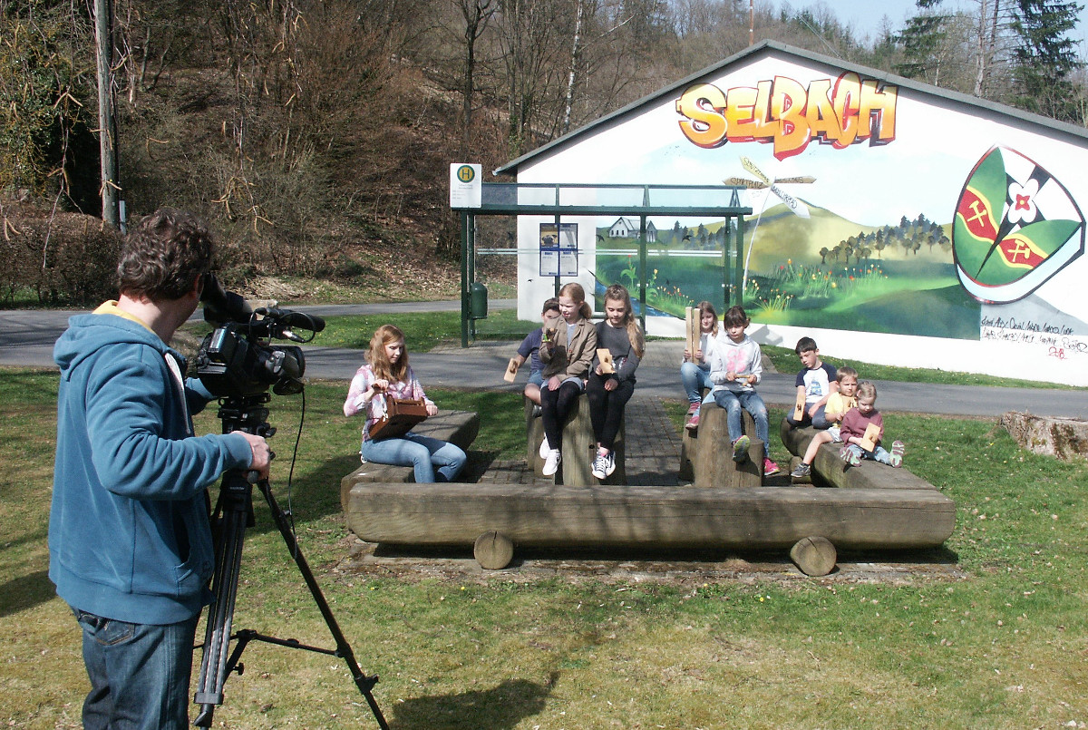 Wenn in Selbach zu Ostern "geklappert" wird, schaut auch schonmal der SWR mit seinen Fernsehkameras vorbei. Fotos: Bernhard Theis