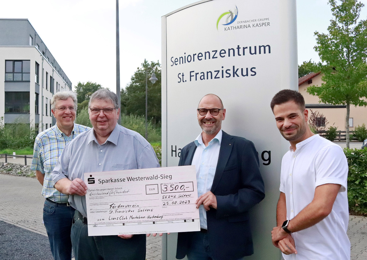 Der Prsident der Lions Clubs Montabaur Hachenburg Johannes Rattay berreicht eine grozgige Spende an den Frderverein des Seniorenzentrums