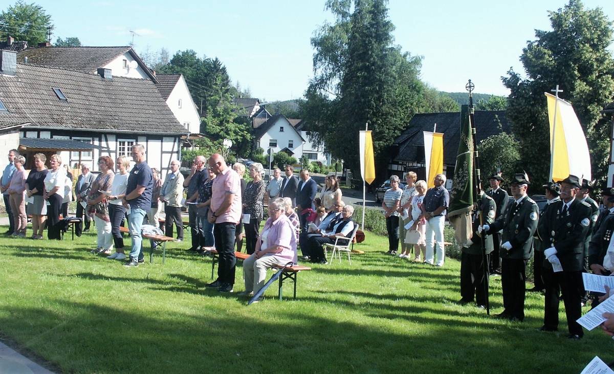 Selbach feierte einen festlichen Gottesdienst unter freiem Himmel. (Fotos: Bernhard Theis)
