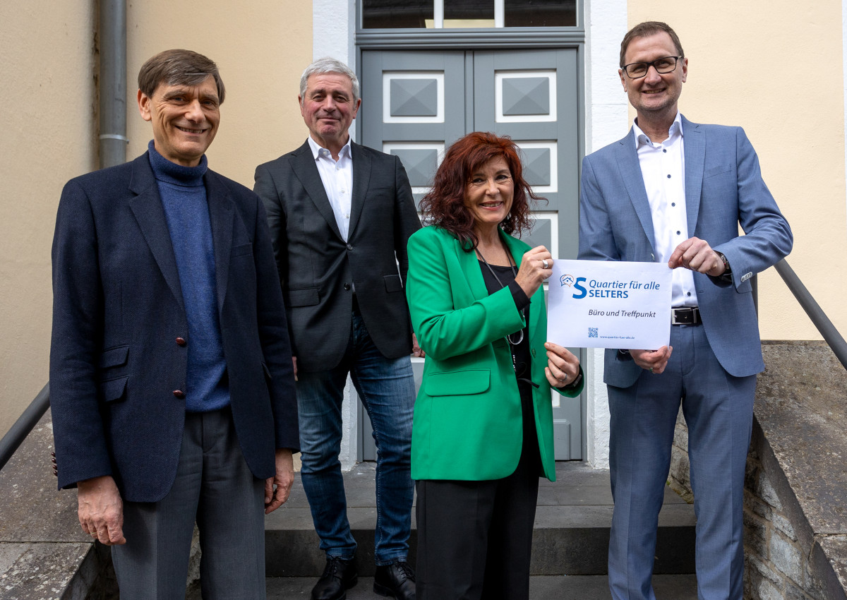 Dr. Johann Christian Meier von der Else Schtz Stiftung, Stadtbrgermeister Rolf Jung, Quartiersmanagerin Angela Schmitz-Buchholz und Peter Kiel von der EVIM erffnen das "Quartier fr alle" in Selters. (Foto: Stadt Selters)