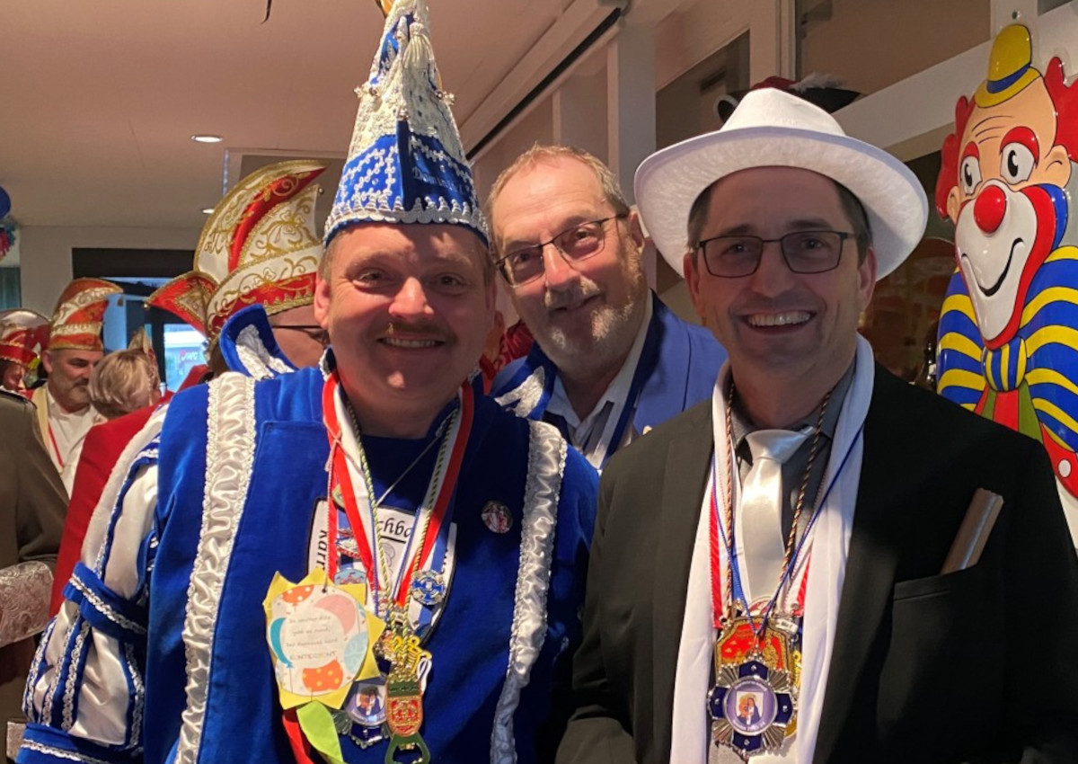 Von links: Prinz Dominik I. aus dem Hause "Bunter Abend" mit Udo Fuchs, Brgermeister Oliver Gtsch und Narren (Foto: Tamara Rehn)