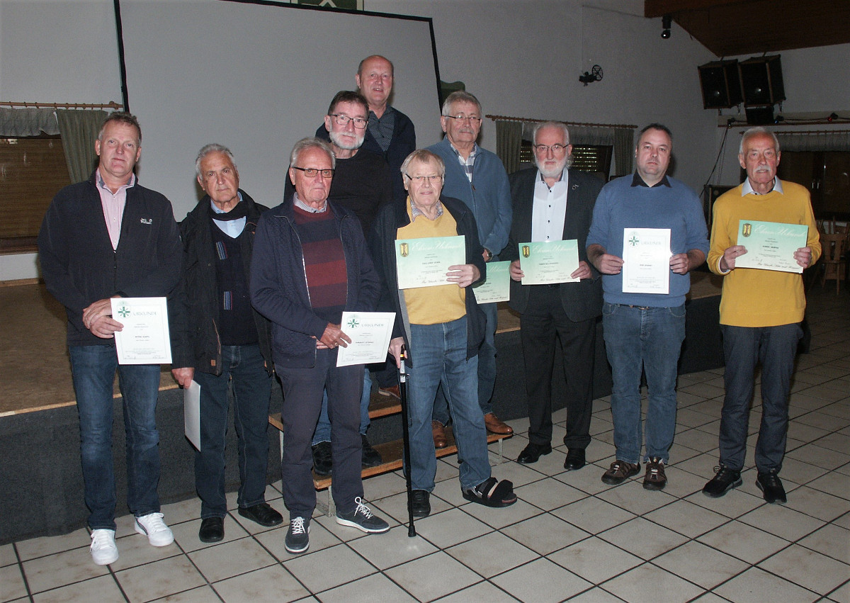 Bei der Jahreshauptversammlung galt es eine ganze Reihe von langjhrigen treuen Mitgliedern zu ehren. (Fotos: Bernhard Theis)
