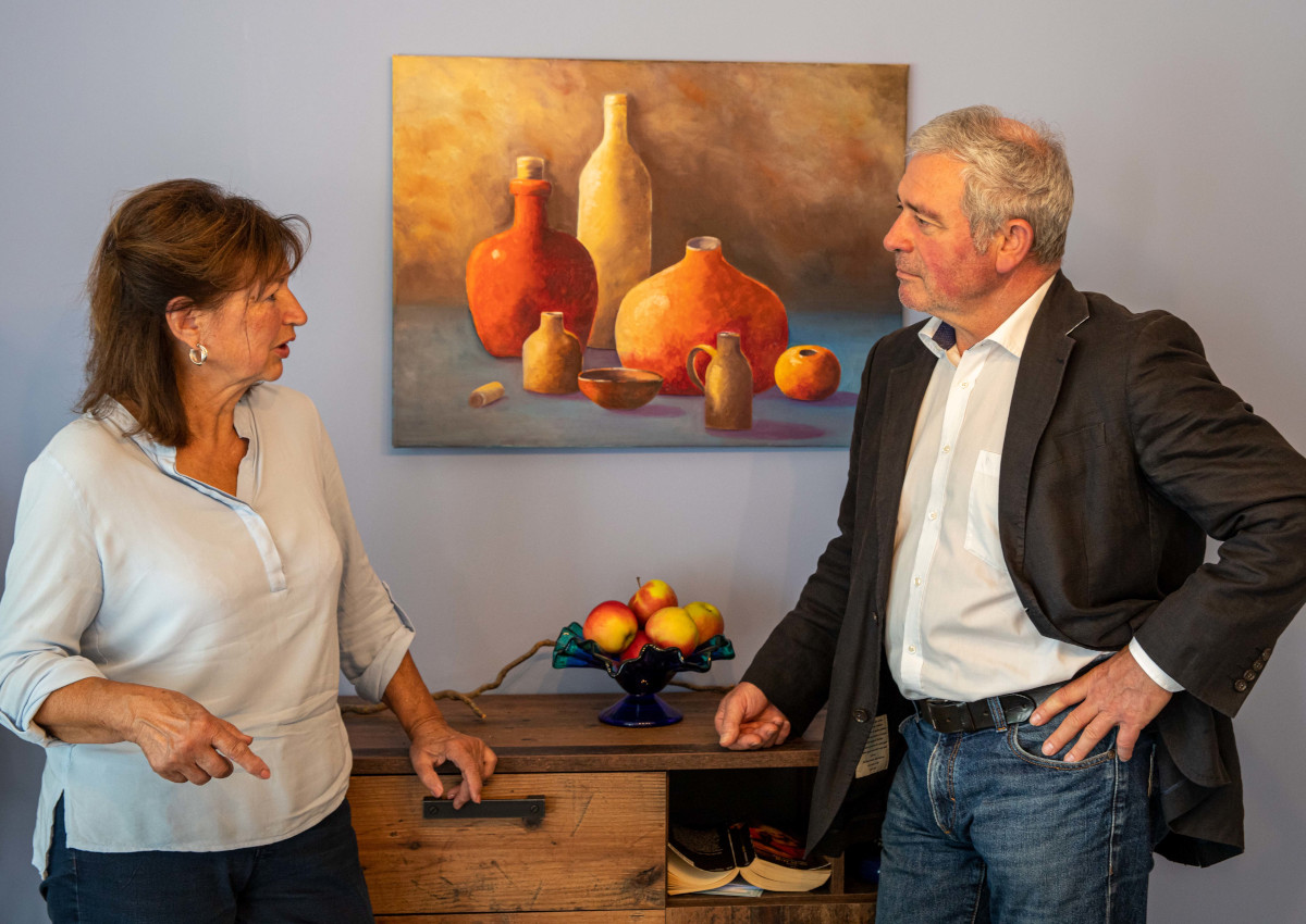 Stadtbrgermeister Rolf Jung begrt Monika Hense zur Erffnung ihrer Kreativ Scheune. (Foto: Mikele Vo)