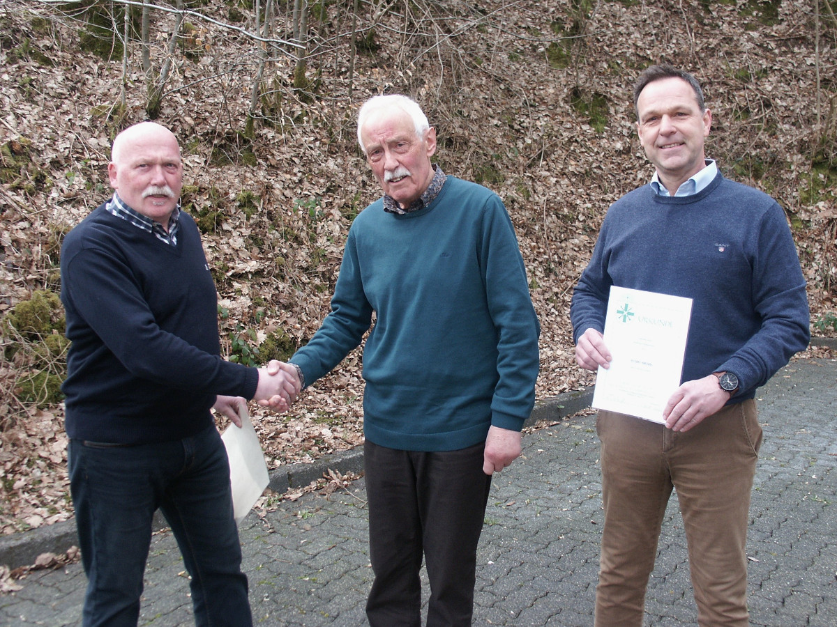 Zu den Jubilaren bei der Jahreshauptversammlung der Schtzenbruderschaft Selbach gehrten auch Franz-Willi Blser (li.) und Guido Grohs. Die Urkunden fr 50 bzw. 40jhrige Mitgliedschaft bergab Brudermeister Hubert Kemper (mi.). (Foto: Bernhard Theis)