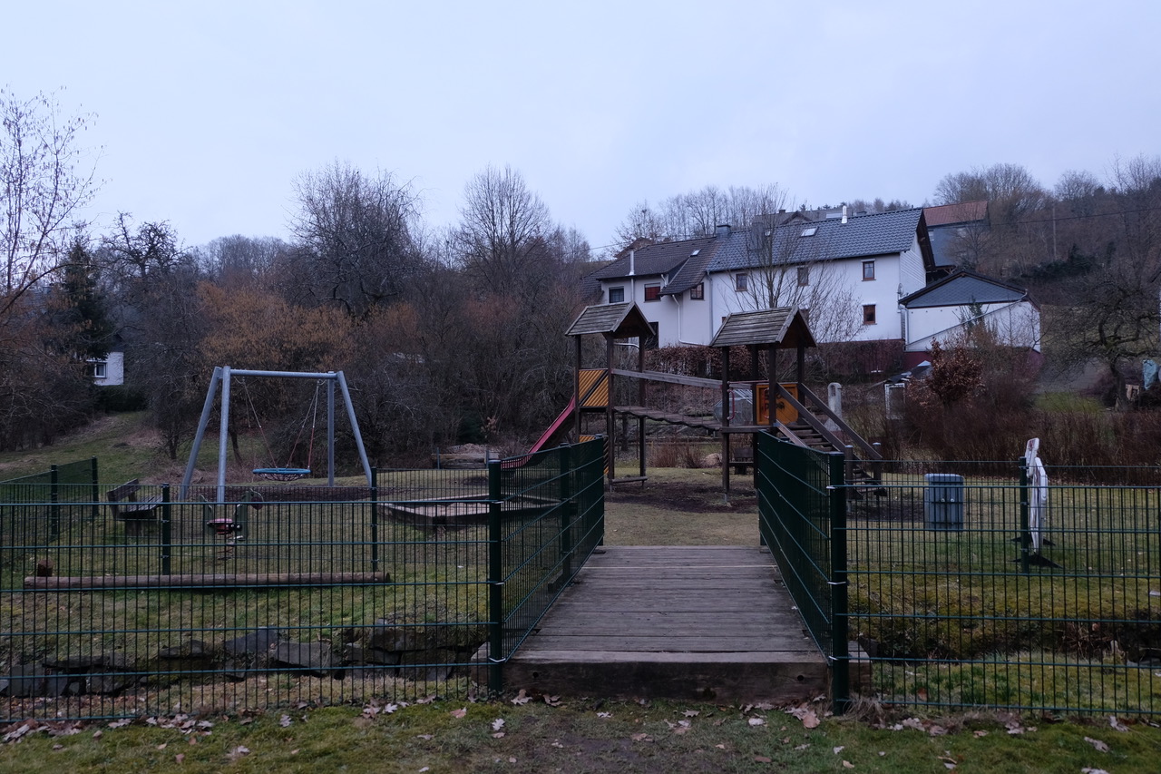 Der in die Jahre gekommene Spielplatz (Im Birkamp) soll neu gestaltet werden. Hierzu laufen jetzt die Planungen an, so dass im August Frderantrge gestellt werden knnen. (Foto: KathaBe) 