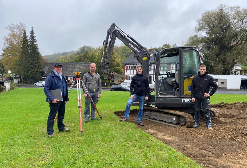 Setzen gemeinsam den Erste Spatenstich fr den neuen Dorfplatz: v.l. 
Landschaftsarchitekten Martin Heinemann, Michael Rdder (Rdder Bauunternehmen, Ortsbrgermeister Matthias Grohs und Sebastian Rdder (Rdder Bauunternehmen). (Foto: KathaBe)