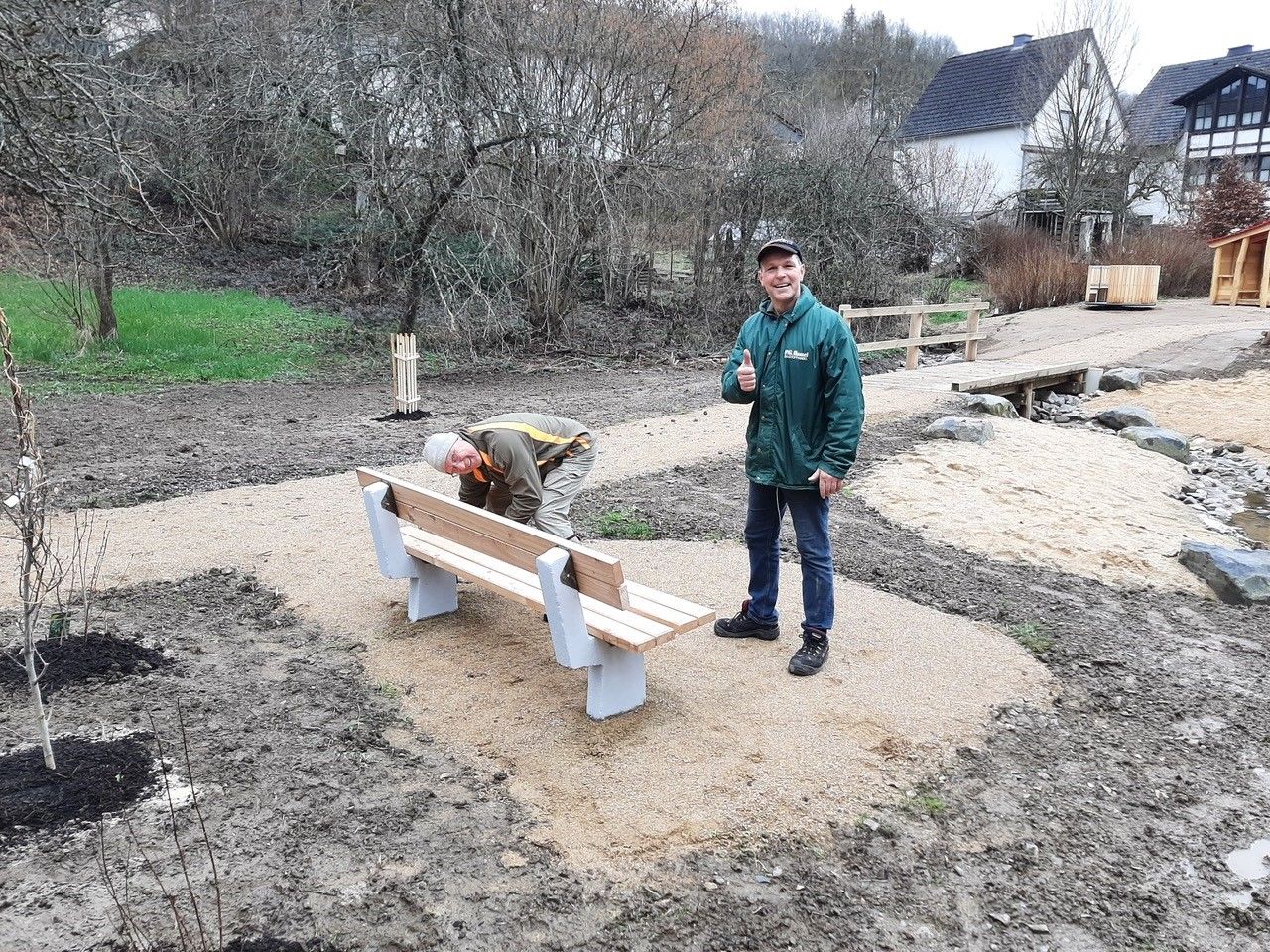 Einsatz am Ehrenamtstag fr den Spielplatz in Selbach. Alle freuen sich auf den 14. Mai. Dann soll die Erffnung gefeiert werden. Fotos: Ortsgemeinde Selbach
