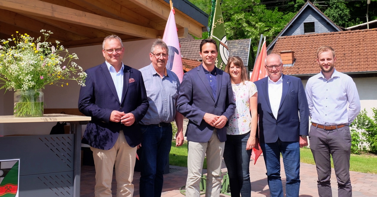 Whrend der feierlichen Einweihung des Dorfplatzes in Selbach. Von links Berno Neuhoff, Erster Beigeordneter Michael Gotto, Matthias Grohs, Nina Hsch, Landrat Dr. Peter Ender und Dr. Matthias Reuber. (Foto: KathaBe) 