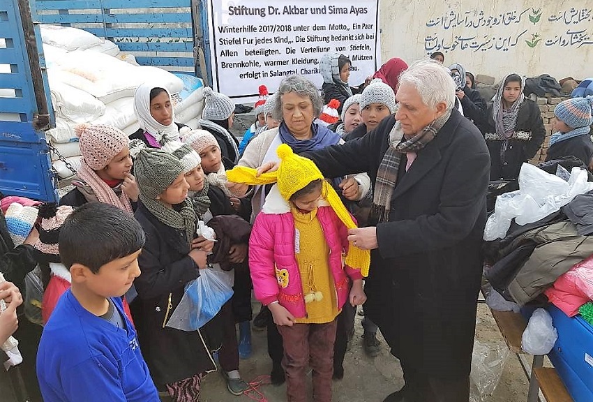 Dr. Akbar und Sima Ayas (Altenkirchen) bei der Verteilung von Kleiderspenden in Afghanistan. (Foto: Privat)