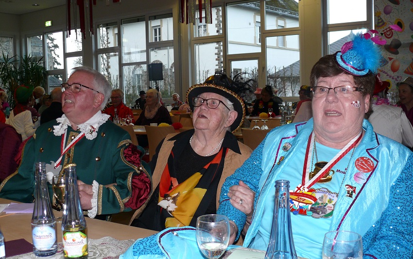 Bei der nrrischen Seniorensitzung in Horhausen wird gesungen, geschunkelt und gelacht. Unser Foto zeigt Obermhn Renate Margenfeld-Mller, Seniorin Regina Schfer und Alt-Sitzungsprsident Michael Mller. (Foto: Privat)