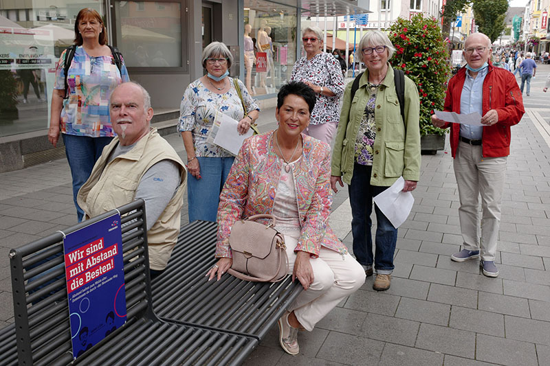 Htten gerne bequeme und ausreichende Sitzmglichkeiten in der Innenstadt (von links): Brigitte Neumann, Bernd Dillenberger, Waltraud Becker, Ute Kutscher, Ingelore Hntze, Inge Rockenfeller sowie Seniorenbeiratsvorsitzender Werner Hammes. Foto: Gerhard Neumann