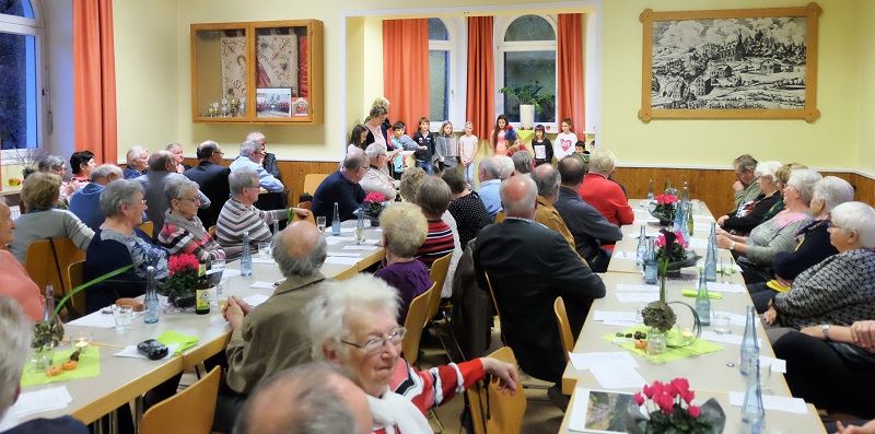 Die Kinder der dritten und vierten Klasse der Barbara-Grundschule unterhielten bei der Seniorenfeier mit dem Theaterstck Sterntaler und Liedbeitrgen. (Foto: KathaBe)