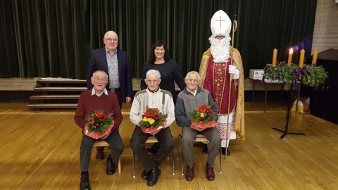 Den drei ltesten teilnehmenden Gsten der Seniorenfeier wurde herzlich gratuliert. V.l. vorne Gregor Hombach (87), Werner Rdder (89) und Josef Reifenrath (89) Hinten v.l. OB Hubert Wagner, Claudia Pirec (1. Beigeordnete) und Nikolaus, Michael Klzer. (Foto: Ortsgemeinde)