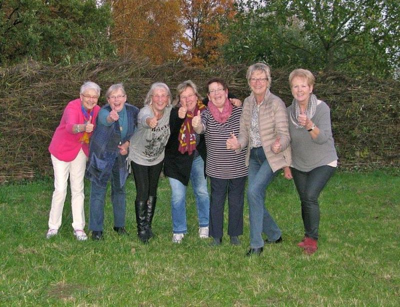 Die frischgebackenen Westerwlder SeniorTRAINERinnen Inge Schmidt, Monika Erke, Rosi v. Piotrovski, Sabine Jonscher, Waltraud Schmidt, Anita Radermacher und Hiltrud Wirth. Foto: Pressestelle der Kreisverwaltung