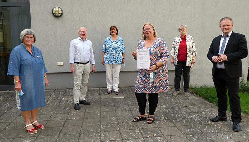 Vorstand Seniorenbeirates von links: Beisitzerin Waltraud Becker, Vorsitzender Werner Hammes, die stellvertretende Vorsitzende Brigitte Neumann, Beisitzerin Ingrid Ely-Herbst, Schriftfhrerin Ute Erve gemeinsam mit Oberbrgermeister Jan Einig. Foto: Stadt Neuwied