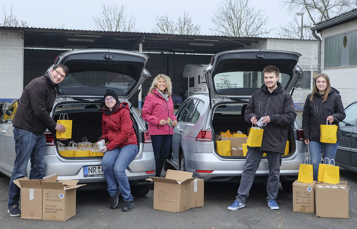 Ältere Generation wird mit Geschenktüte und Film erfreut