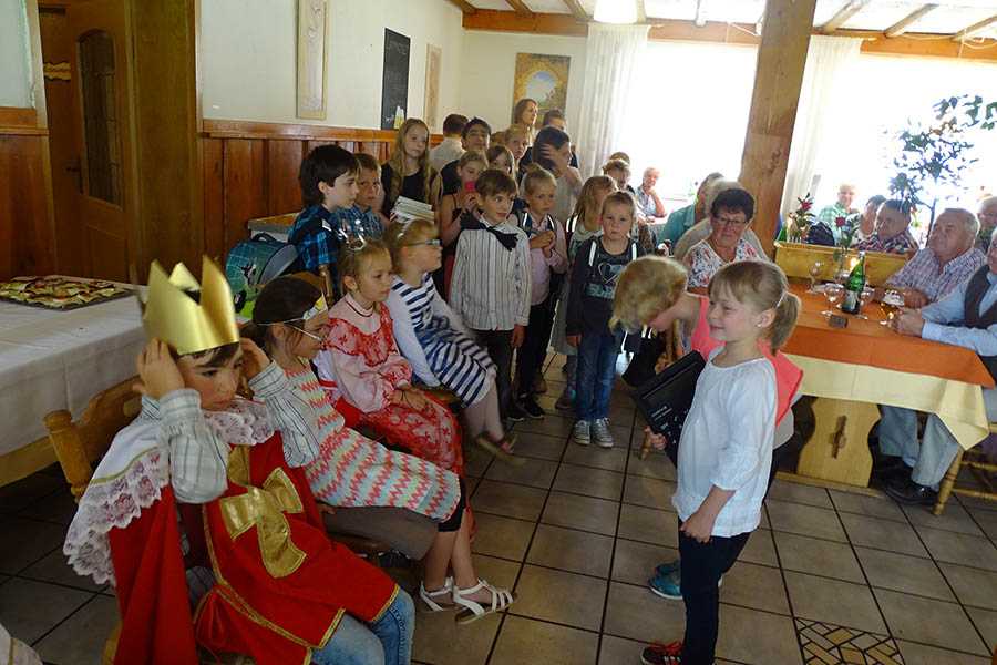 Buben und Mdchen der Schellenberg-Grundschule glnzten mit zwei Vortrgen. Fotos : Willi Simon