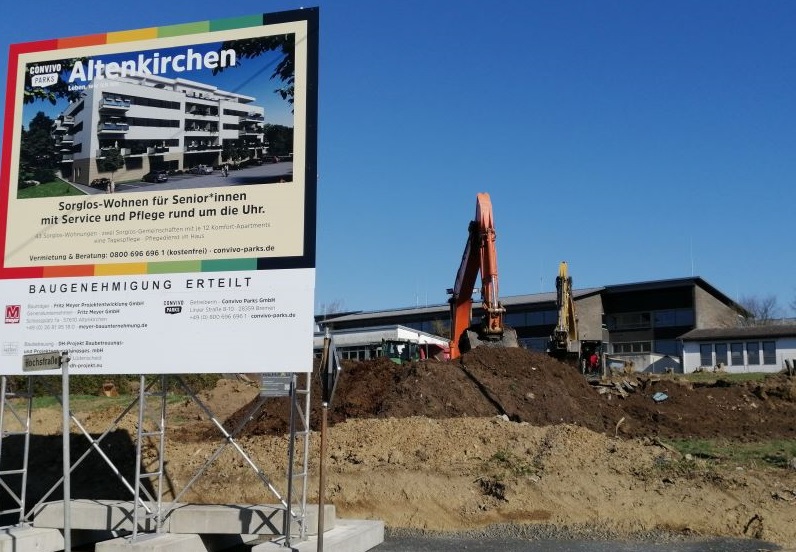 Die ersten Kubikmeter Erde wurden auf dem Areal, auf dem der "Senioren-Wohnpark Altenkirchen" gebaut wird, am Montag (23. Mrz) bewegt. (Foto: hak)
