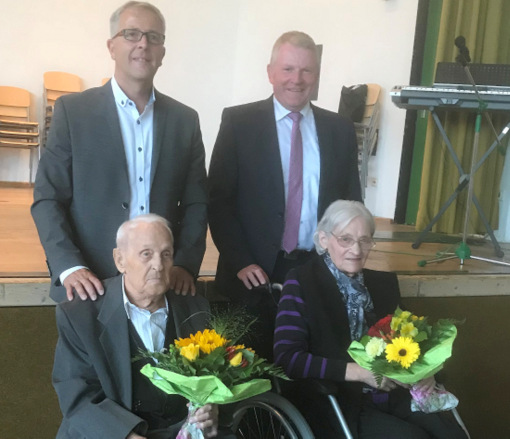 Auch in diesem Jahr waren Maria und Josef Mller, beide 95 Jahre alt, die beiden ltesten Teilnehmer der Scheuerfelder Seniorenfeier. Sie wurden von Bernd Brato (hinten rechts) und Harald Dohm (links) mit Blumen, Wein und Saft beschenkt. (Foto: Ortsgemeinde Scheuerfeld) 