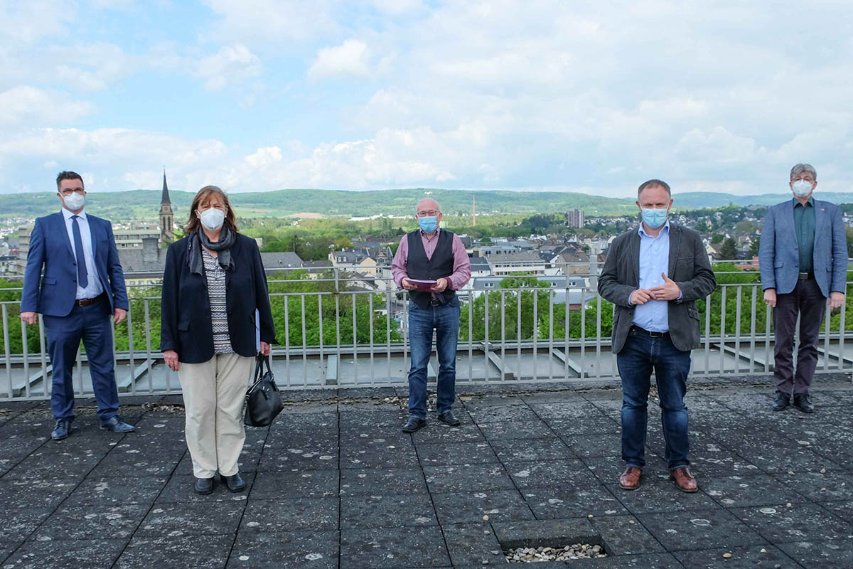 Tauschten sich zu aktuellen Themen aus, die den Seniorenbeirat beschftigen: (v. l.) Brgermeister Peter Jung, Brigitte Neumann und Werner Hammes als Vorstand des Seniorenbeirates, OB Jan Einig und Beigeordneter Ralf Seemann. Foto: Stadt Neuwied