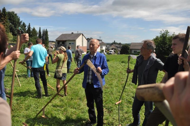 Sensenkurs mit Heinz Mallm. Foto: Peter Fasel