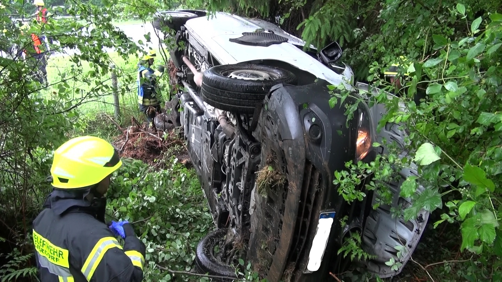 Unfall wegen Aquaplaning: Fahrzeug berschlgt sich auf der A3, Fahrer verschwindet