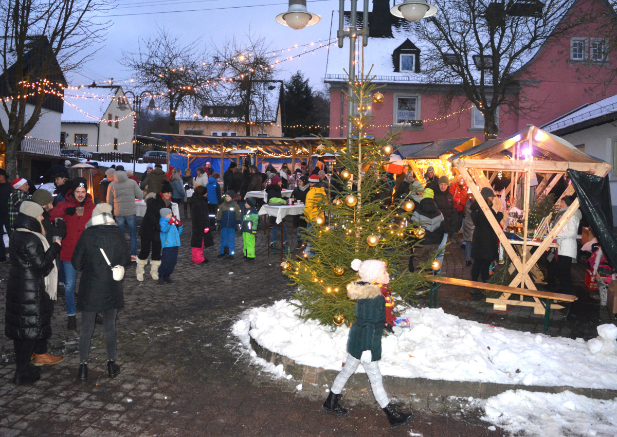 Nachhaltig und nostalgisch: Weihnachtsmarkt in Sessenbach in drflicher Idylle