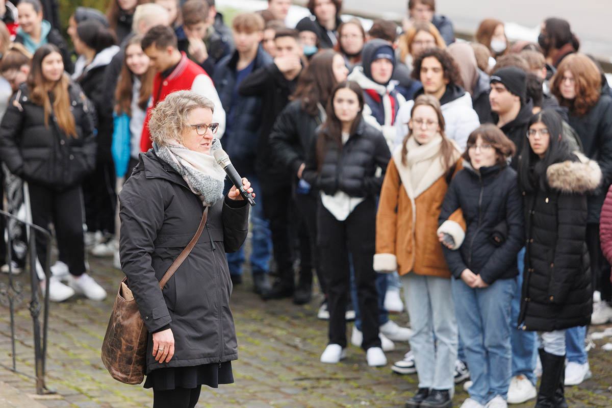 Shoa-Gedenkfeier in Hhr-Grenzhausen: 100 Jugendliche erinnern an das Grauen 
