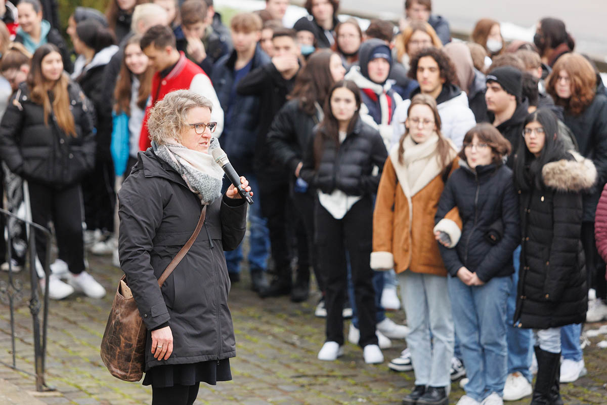 Pfarrerin Monika Christ koordinierte die Gedenkfeier, an der auch in 
diesem Jahr zahlreiche Jugendliche und VertreterInnen der Kommunen und 
Kirchen teilgenommen haben. Fotos: Peter Bongard
