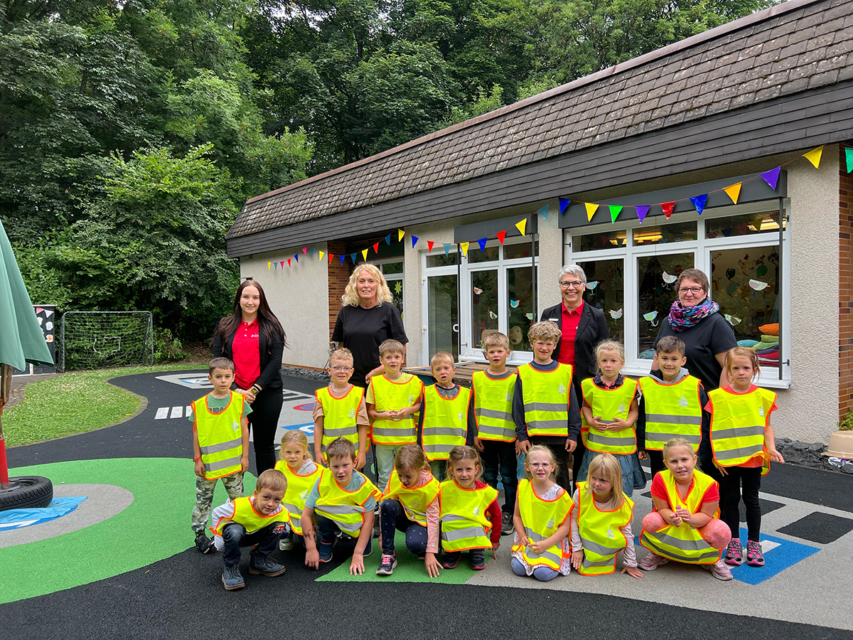 Mit Sicherheit zur Schule: Sparkasse verschenkt Warnwesten an 3.250 Vorschulkinder