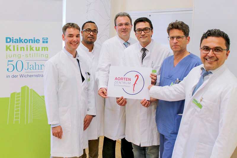 Das Aortenzentrum Sdwestfalen vereint am Diakonie Klinikum Jung-Stilling in Siegen vier Fachbereiche (von links): Oberarzt Dr. Alexander Kunold, Oberarzt Dr. Meshal Elzien (beide Gefchirurgie), Chefarzt Dr. Michael El-Sheik (Radiologie), Chefarzt Dr. Ahmed Koshty (Gefchirurgie), Chefarzt Privatdozent Dr. Reiner Giebler (Ansthesie) und Professor Dr. Dursun Gndz (Sektion Kardiologie). Foto: Privat