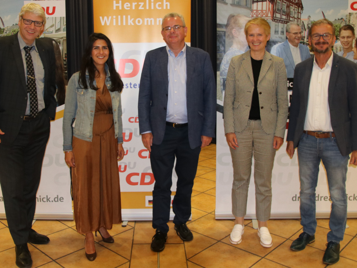 In Siershahn mit dabei (v.l.n.r.): Fraktionsvorsitzender Dr. Stephan Krempel, Integrationsstaatssekretrin Serap Gler, Wahlkreisabgeordneter Dr. Andreas Nick, Kreisbeigeordnete Gabi Wieland und Ortsbrgermeister Alwin Scherz. (Foto: Privat)
