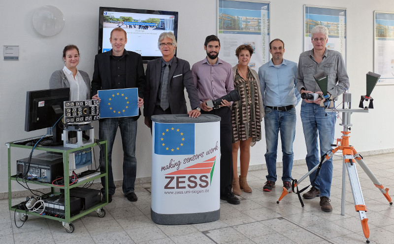 Haben das Projekt MENELAOS gemeinsam auf den Weg gebracht (v.l.n.r.): Katharina Haut (ZESS), Peter Stolpp (Referat Forschungsfrderung), Prof. Dr.-Ing. Otmar Loffeld (Coordinator Menelaos_NT und ZESS-Vorsitzender), Dr. Miguel Heredia Conde (General Manager MENELAOS_NT, ZESS), Silvia Niet-Wunram (ZESS), Dr. Holger Nies
(Strukturierte Promotionsprogramme, ZESS), Arne Stadermann (Laboringenieur, ZESS). Foto: Universitt Siegen
