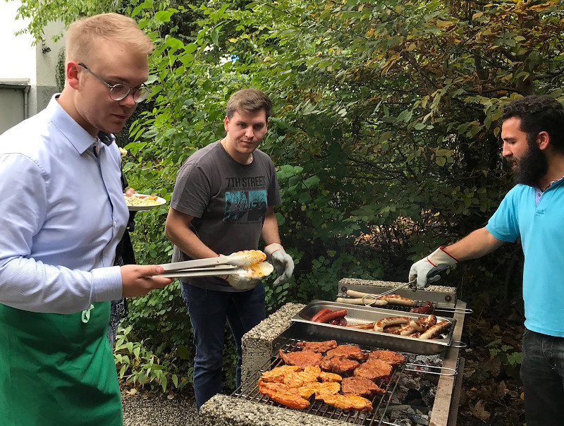 Ein groes Grillfest organisierten die Mitglieder des Siegener Rotaract Clubs im Caf Patchwork. Foto: Privat
