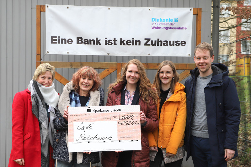 Freude im Caf Patchwork (von links): Dr. Tabea Stoffers und Barbara Wied bedankten sich fr eine Spende von 1000 Euro von der Firma Siegenia. Den symbolischen Scheck berreichten Angelina Maag, Kira Oerter und Till Hgelmeyer. Foto: Privat
