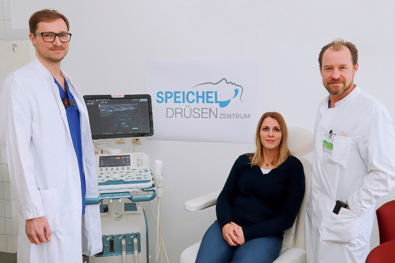 Im ersten Siegener Speicheldrsenzentrum in der Klinik fr Mund-, Kiefer- und Gesichtschirurgie am Diakonie Klinikum Jung-Stilling in Siegen kmmern sich Chefarzt Privatdozent Dr. Dr. Jan-Falco Wilbrand (rechts) und der leitende Oberarzt Coordt Alexander Bddicker um die Patienten. Foto: Privat