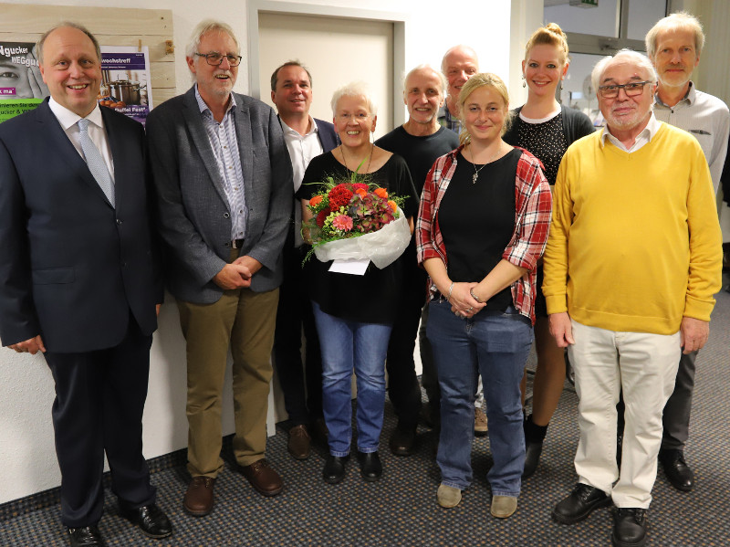 Glckwnsche und Geschenke fr Helga Rothenpieler:  Nach 34 Jahren in der Familienorientierten Suchthilfe der Beratungsstelle fr Suchtkranke der Diakonie in Sdwestfalen wurde die Familientherapeutin von Kollegen und Wegbegleitern in den Ruhestand verabschiedet. Foto: Privat