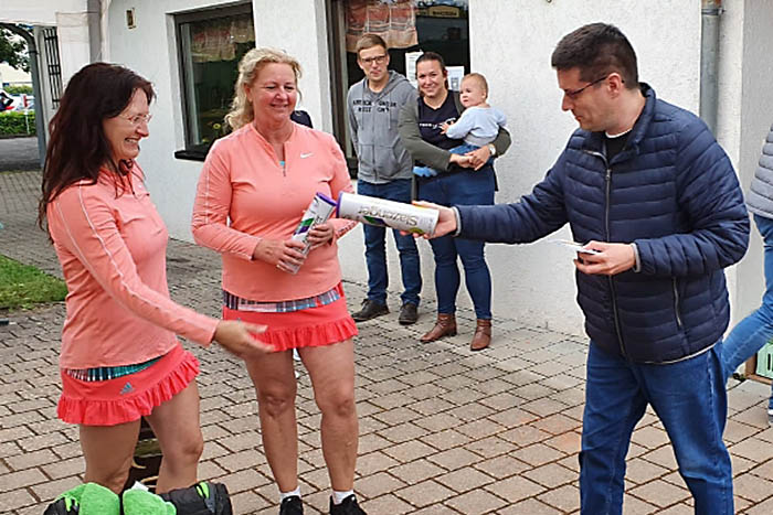 Siegerinnen Doppel von links: Christine Hlzke, Sandra Beyl, Sacha Mitrovic - 1. Vorsitzender des Ausrichters. Fotos: Verein