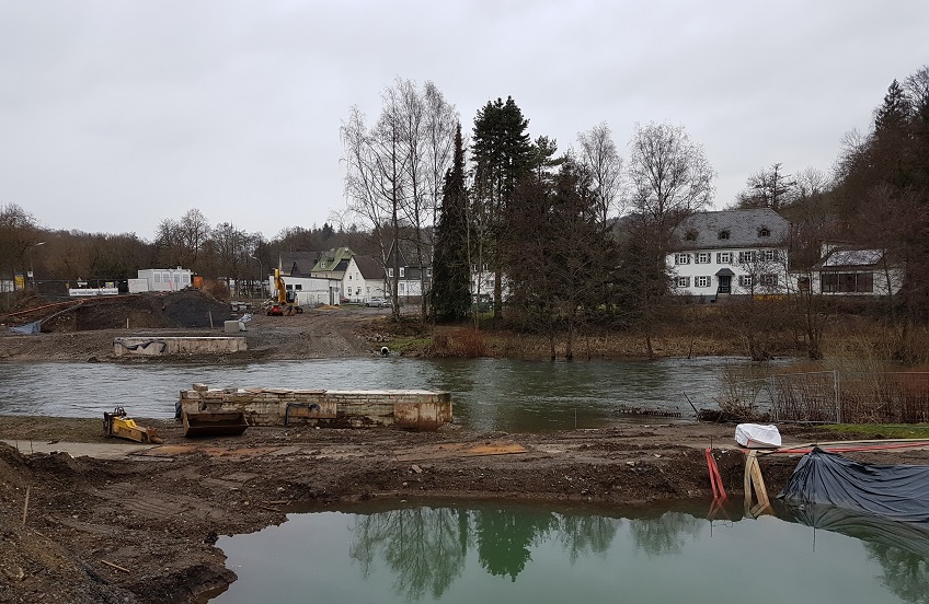 Noch sind die beiden Ufer nicht verbunden: Die Brcke ber die Sieg im Verlauf der L 278 in Wissen soll in neuem Gewand im Herbst wieder fr den Verkehr zur Verfgung stehen. (Foto: rm)