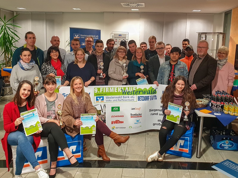 Groe Firmenlauf-Siegerehrung in der Betzdorfer Westerwald Bank. Vorne links die schnellen Damen vom Jobcenter Altenkirchen. (Foto Veranstalter)
