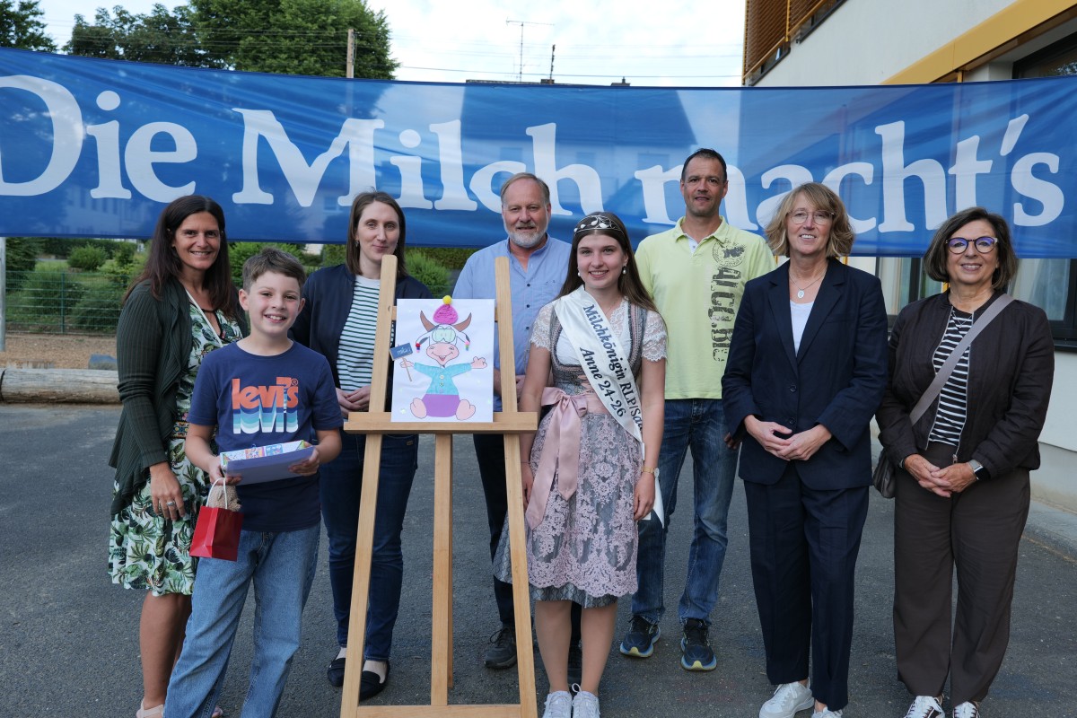Mit Till freuten sich an der Erich-K�stner-Schule in Hundsangen: Klassenlehrerin Beatrice Ulrich, Milag-Gesch�ftsf�hrerin Kathrin Hammes, Matthias M�ller (Milag-Mitglied und Vorsitzender des Kreisbauernverbandes Westerwaldkreis), Milchk�nigin Anne, Schulelternsprecher Peter Sinzig, Schulleiterin Anja Poseck und Vertreterin der Ortsgemeinde Ulrike Bender. (Foto: Yvonne Riede, Milag)