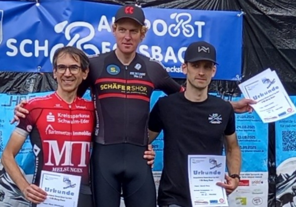 Tobias Schtz (Mitte) vom RSC Betzdorf ist der schnellste Masters-Fahrer beim Bergzeitfahren auf den Knllkopf. (Foto: RSC Betzdorf/Andreas Peppel)