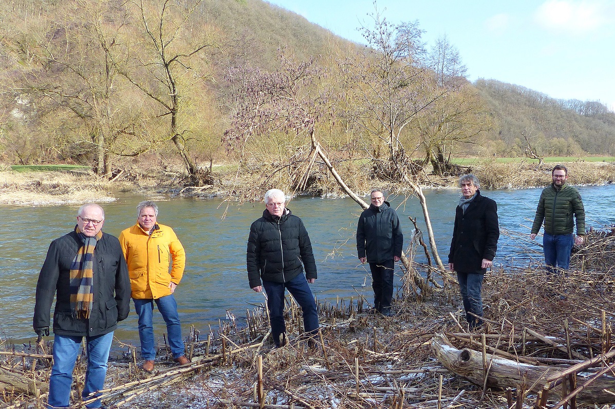 Freuen sich auf den Lckenschluss am Siegradweg: (von links) Landrat Dr. Peter Enders, Etzbachs Ortsbrgermeister Ulf Langenbach, Industriepark-Geschftsfhrer Edgar Peters, Berno Neuhoff, Brgermeister der Stadt- und Verbandsgemeinde Wissen, Dietmar Henrich, Brgermeister der Verbandsgemeinde Hamm, und Stefan Glssner, zustndiger Mitarbeiter der Regionalentwicklung des Kreises. (Foto: Kreisverwaltung)