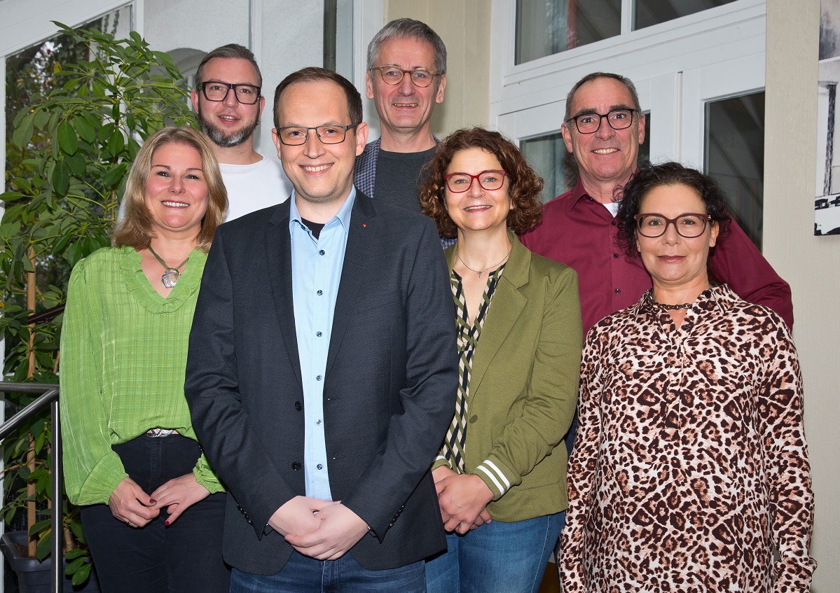 v.l.n.r.: Sandra Hering (OV-Vorsitzende), Rigo Habrecht (Schriftfhrer), Clint Sikorski (Brgermeisterkandidat), Hendrik Hering (Landtagsprsident), Gabriele Greis (Brgermeisterin Verbandsgemeinde Hachenburg), Detlef Nink (Ortsvorsteher Stadtteil Altstadt), Katrin Sauer (OV-Beigeordnete) (Foto: Claudia Oehl)