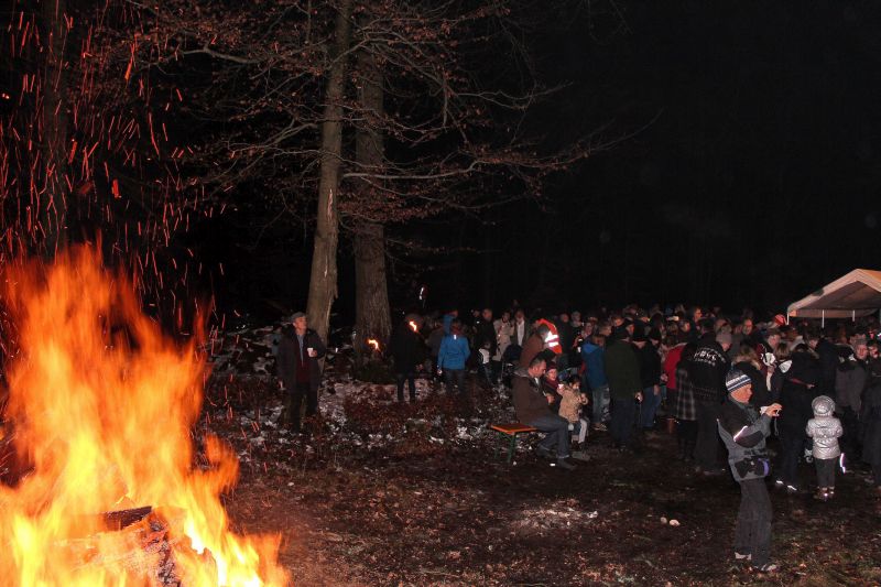 Auf der Huh-Ha (Hohen Heide) endet auch an Silvester 2018 der Sternfackelzug der Buchfinken und Gste wieder an einem groen Feuer. Foto: privat