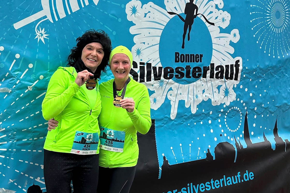 Sportlich beendet haben das Jahr Sonja Nannen (links) und Peggy St�ber vom VfL Waldbreitbach. Foto: Peggy St�ber