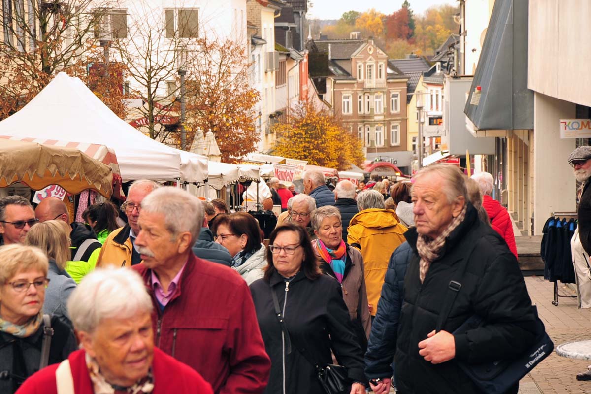 Groer Andrang beim traditionellen Markt in der Kreisstadt. (Bilder: kk)