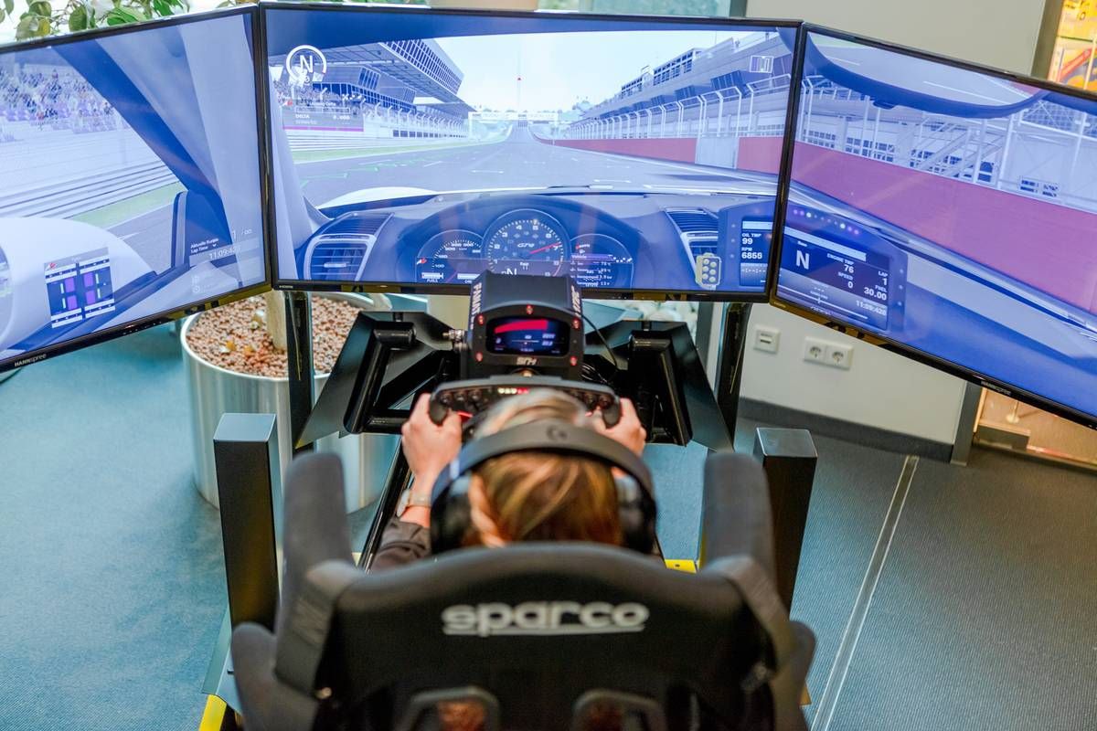 Arbeitsplatz Cockpit im Simracing: Das Eintauchen in die Welt des realen Motorsports bietet die digitale Variante. (Foto: ADAC)